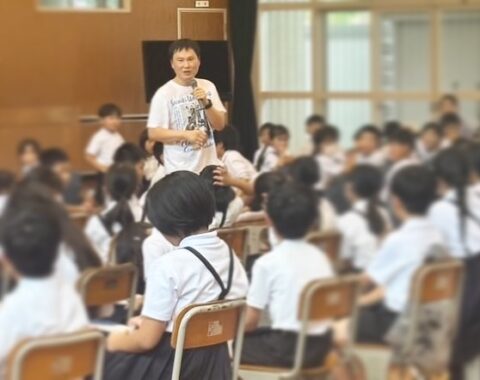 理事長､小学校にて講演。